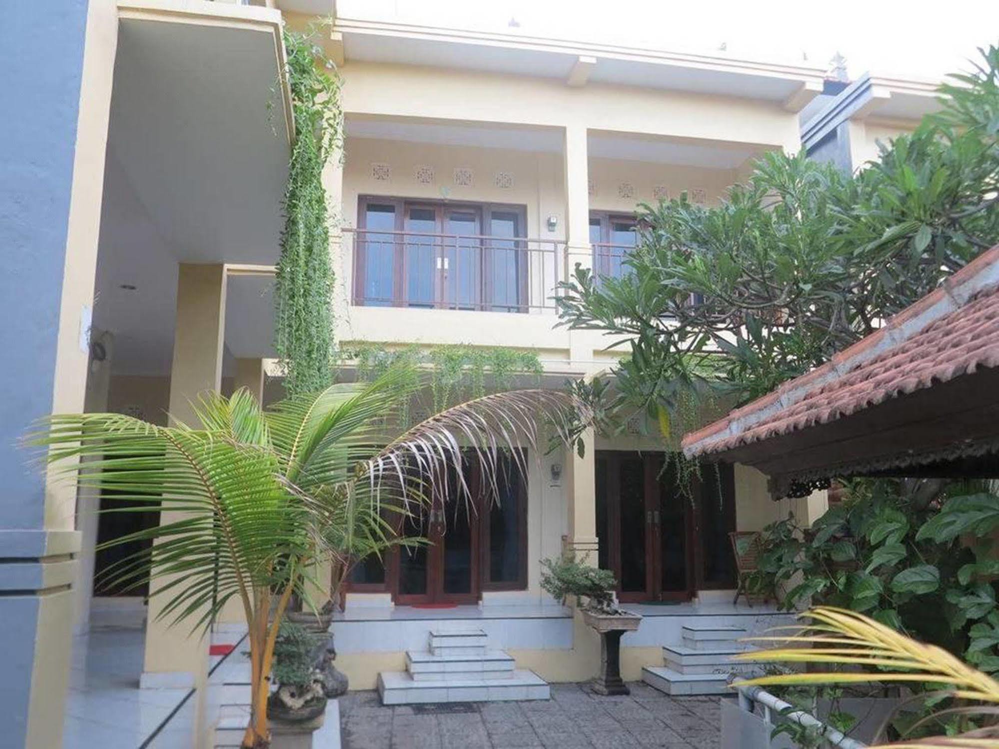 Sari Buana Bed & Breakfast Кута Экстерьер фото