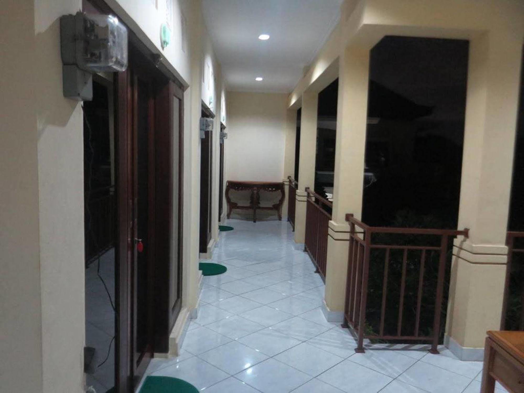 Sari Buana Bed & Breakfast Кута Экстерьер фото