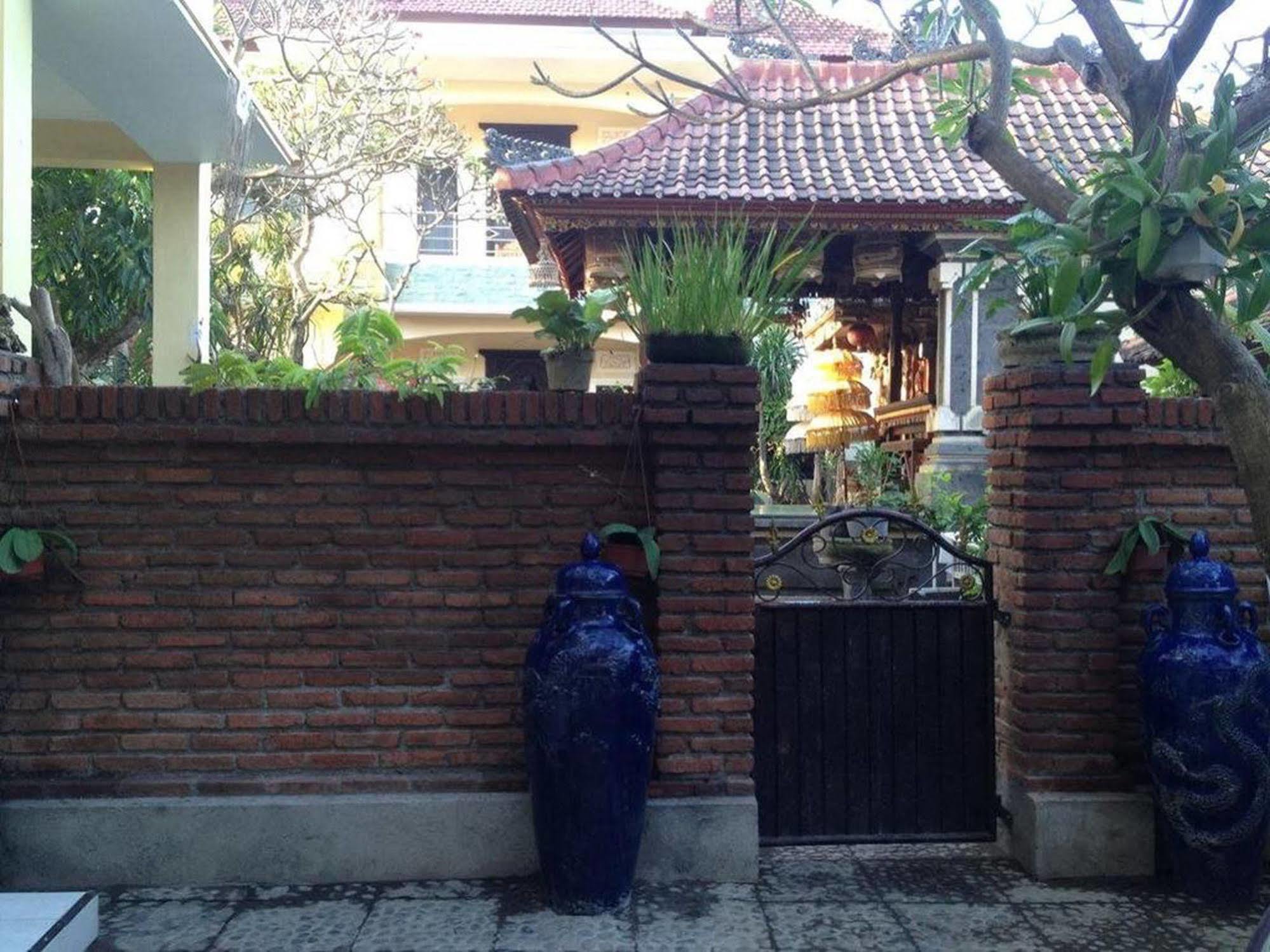 Sari Buana Bed & Breakfast Кута Экстерьер фото