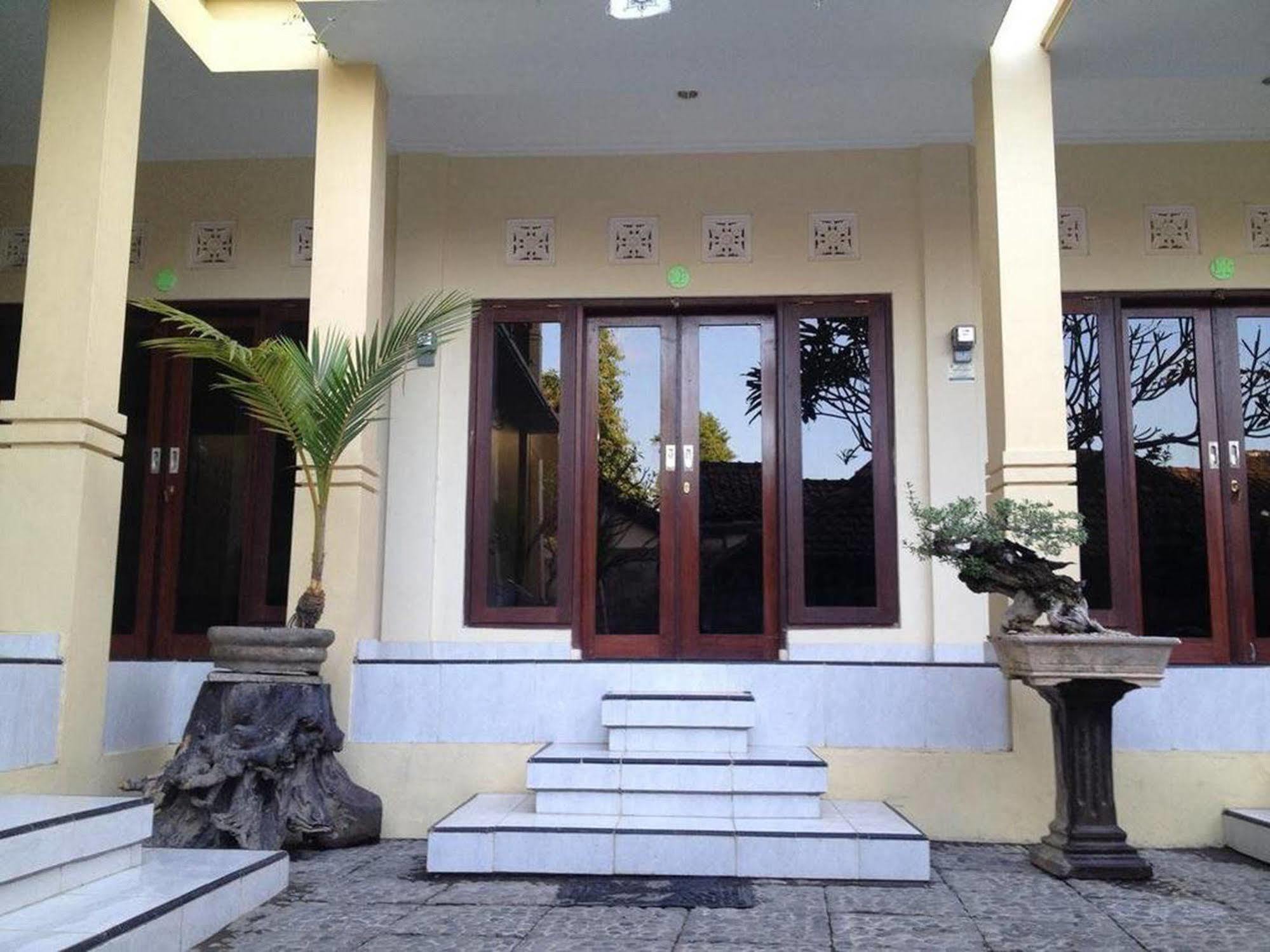 Sari Buana Bed & Breakfast Кута Экстерьер фото
