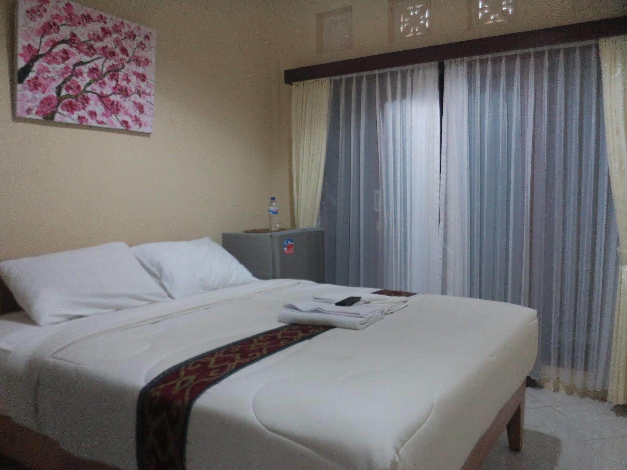 Sari Buana Bed & Breakfast Кута Экстерьер фото